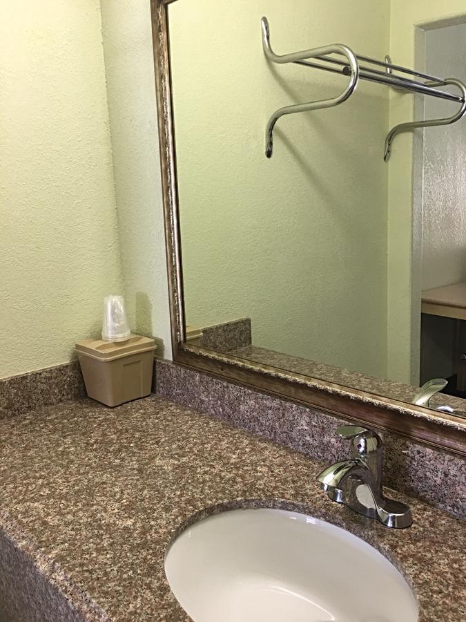 Budget Inn Hallettsville ภายนอก รูปภาพ
